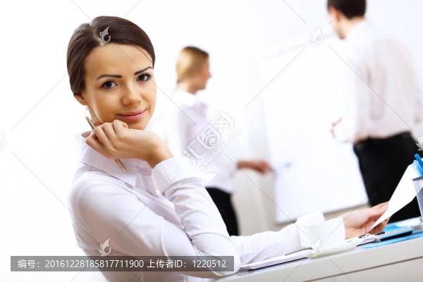 辦公室里的一個女商人的肖像