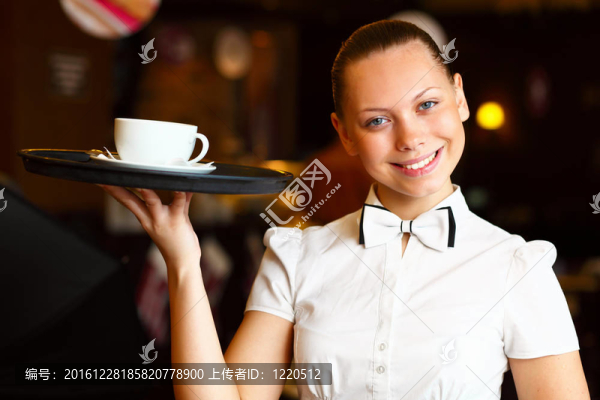 年輕女服務員拿著托盤的肖像