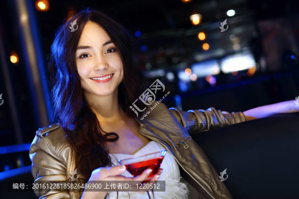 夜總會(huì)里有魅力的女人喝一杯