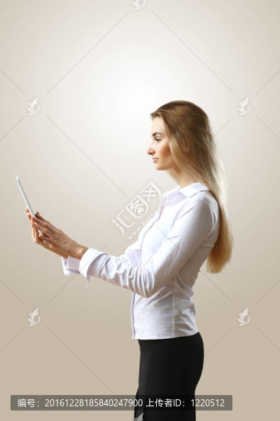 年輕漂亮的女人在上班時(shí)上班