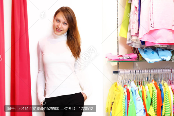 年輕女人在商店里買衣服