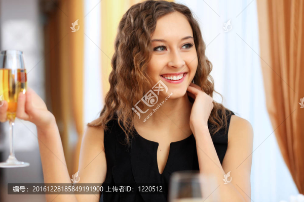 年輕漂亮的女人坐在餐館里
