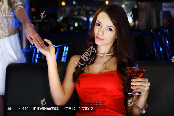 夜總會里有魅力的女人喝一杯