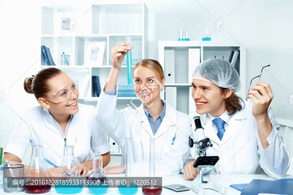 在實驗室工作的年輕科學家