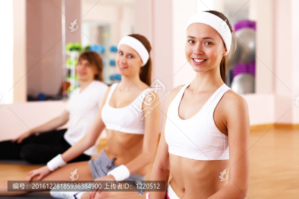 年輕女子在健身房做運動