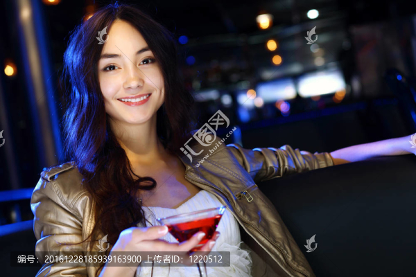夜總會里有魅力的女人喝一杯