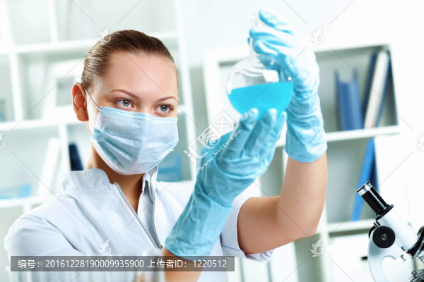 在實驗室工作的年輕科學家