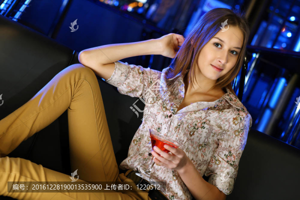 夜總會里有魅力的女人喝一杯
