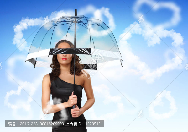 漂亮的年輕女人帶著雨傘和心