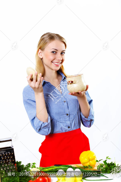 女人在家里做新鮮的飯菜