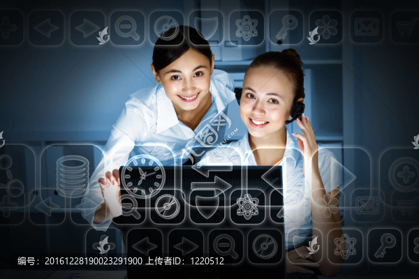 年輕女士在商務(wù)服和耳機(jī)