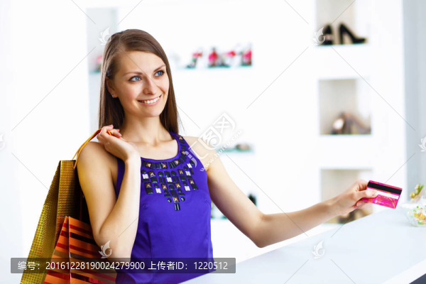 年輕婦女購物