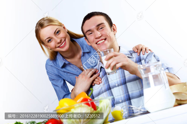 丈夫和妻子一起在家里做飯