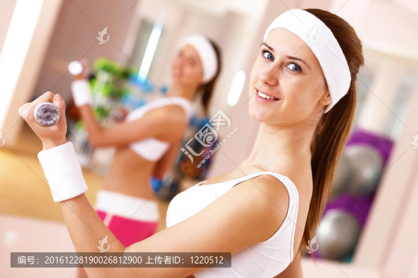 年輕女子在健身房做運(yùn)動(dòng)