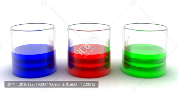 五顏六色的飲料，透明的玻璃在白色背景