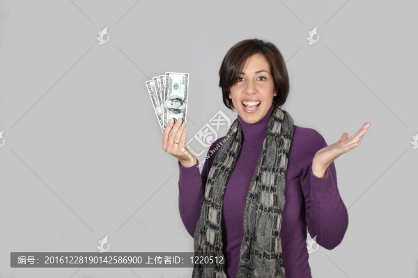 穿紫色夾克和灰色圍巾的女人