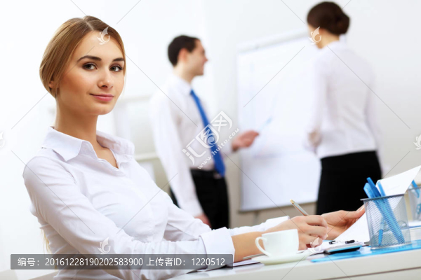 辦公室里的一個(gè)女商人的肖像