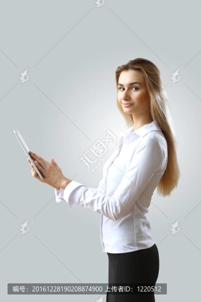 年輕漂亮的女人在上班時(shí)上班