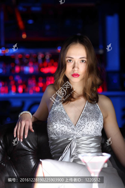 夜總會里的年輕女子喝著酒