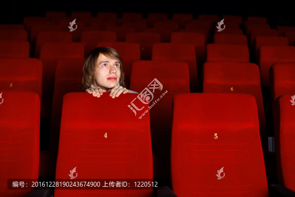 看電影的年輕人