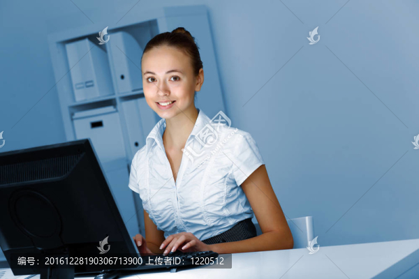 年輕女士在商務(wù)服和耳機