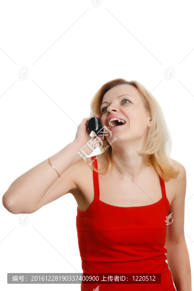微笑的女人在電話里交談
