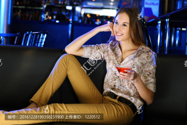 夜總會(huì)里有魅力的女人喝一杯