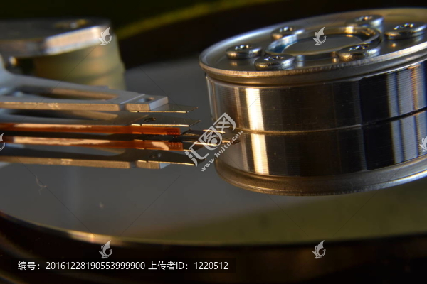計(jì)算機(jī)硬盤(pán)盤(pán)片的宏