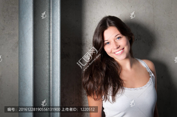 一個(gè)美麗的年輕女子在白色的頂部