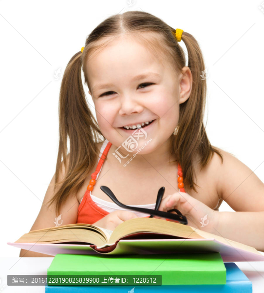 可愛的小女孩與書籍