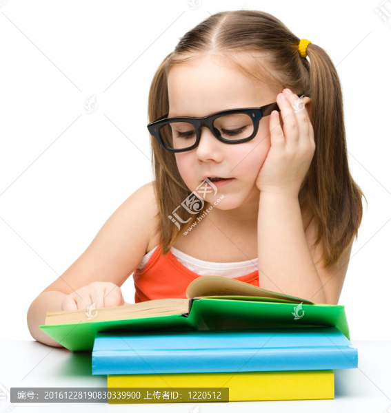 可愛小女孩讀書