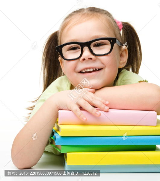 可愛的小女孩與書籍