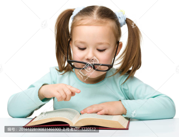 可愛的小女孩戴眼鏡看書
