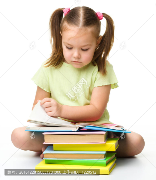 可愛(ài)的小女孩看書(shū)