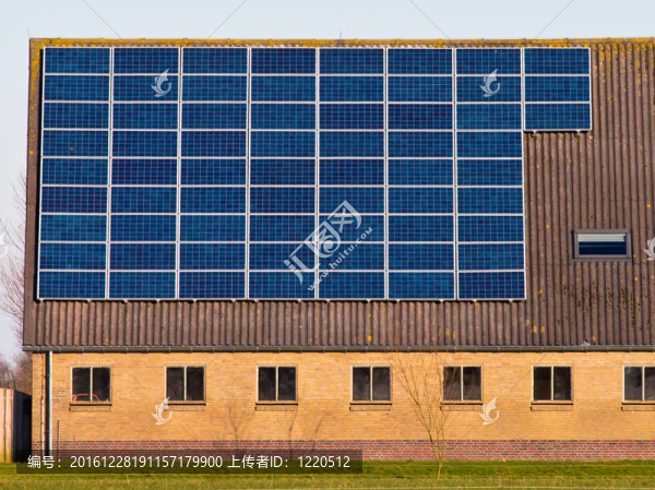 屋頂上的太陽能電池板