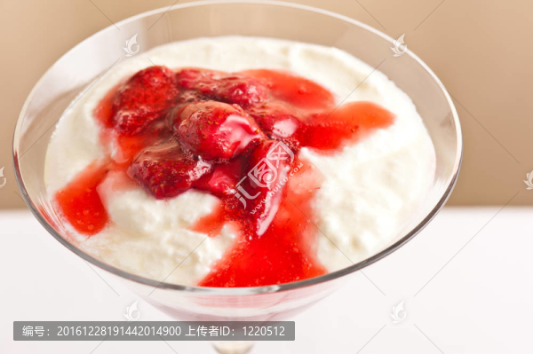 分層由strawberies和酸奶/布丁甜點(diǎn)