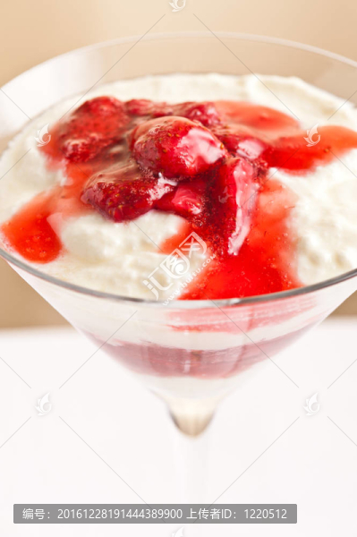 分層由strawberies和酸奶/布丁甜點