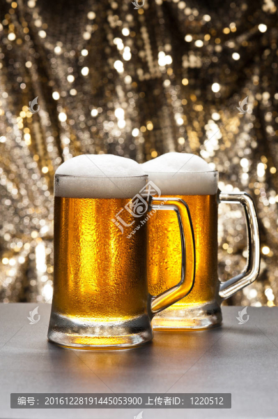 在明亮背景前的啤酒杯