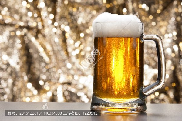 在明亮背景前的啤酒杯