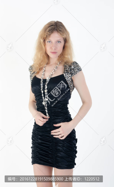 穿黑衣服的金發(fā)女郎
