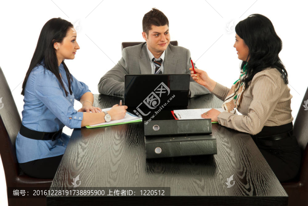 商務(wù)人士在會(huì)上交談