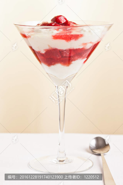 分層由strawberies和酸奶/布丁甜點(diǎn)
