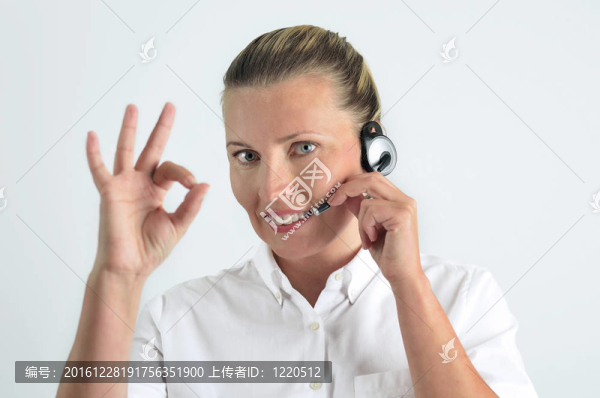 金發(fā)美女漂亮的女孩說在耳機(jī)