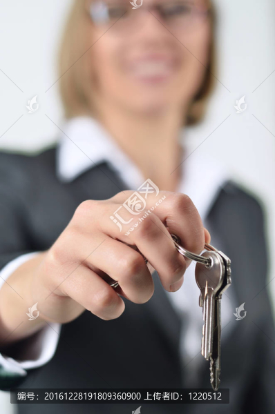 年輕漂亮的女商人拿著鑰匙