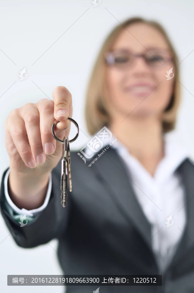 年輕漂亮的女商人拿著鑰匙