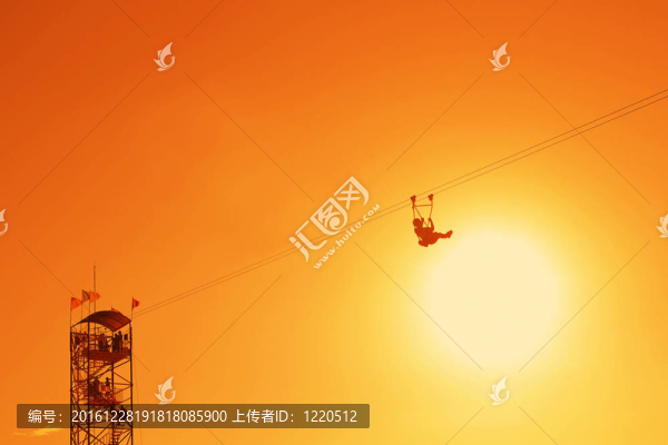 男人的影子享受在高空滑索的騎。