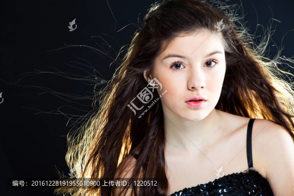 可愛(ài)的少女與美麗的長(zhǎng)黑發(fā)黑色