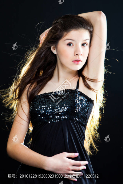可愛的少女與美麗的長黑發(fā)黑色