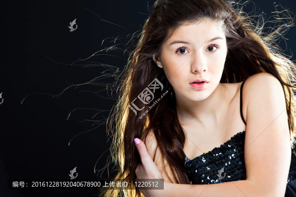 可愛的少女與美麗的長(zhǎng)黑發(fā)黑色