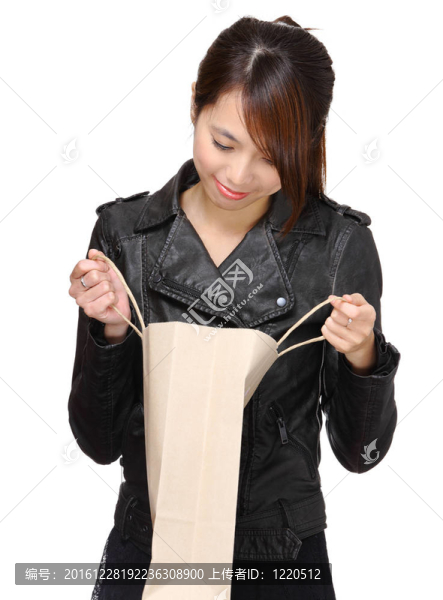 帶購(gòu)物紙袋的婦女